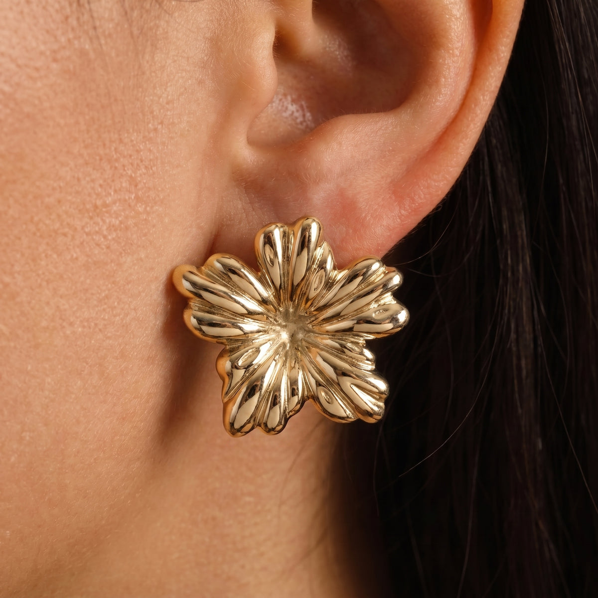 Boucles d'oreilles Fleur Texturée Dorées, boucles d'oreilles en acier doré Maison Orena — porté