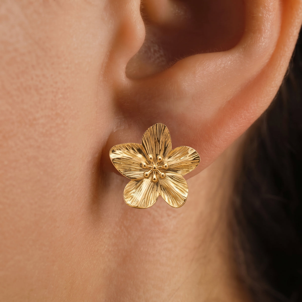 Boucles d'oreilles Fleur Dorées, boucles d'oreilles en acier doré Maison Orena — porté