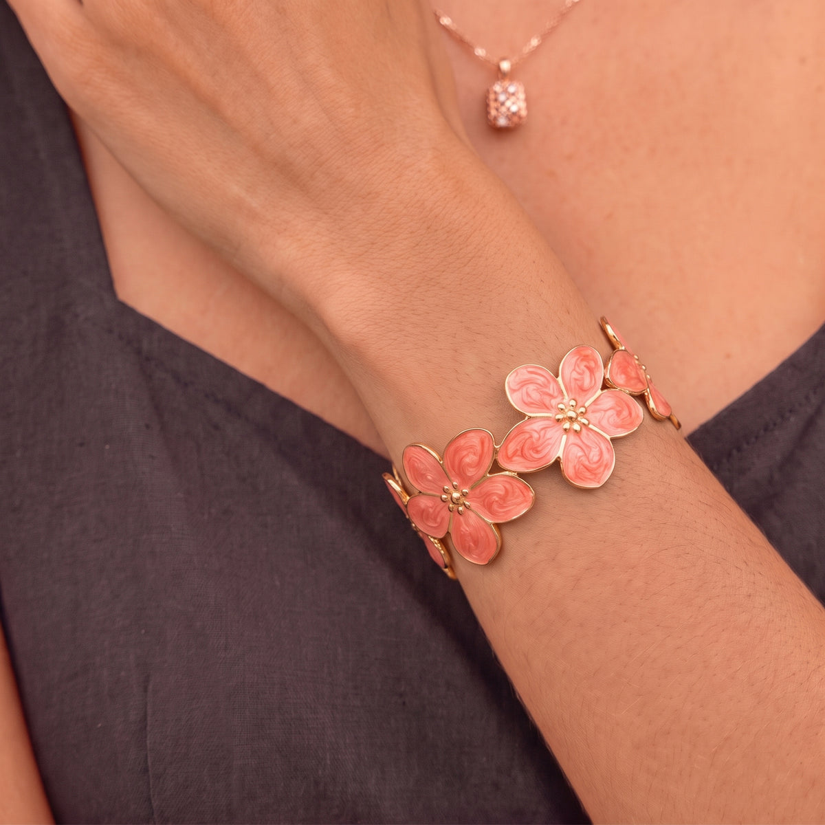 Bracelet Fleur Orange, bracelet en acier inoxydable Maison Orena — porté