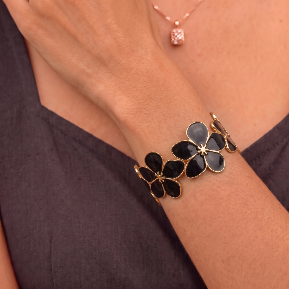 Bracelet Fleur Noir, bracelet en acier inoxydable Maison Orena — porté