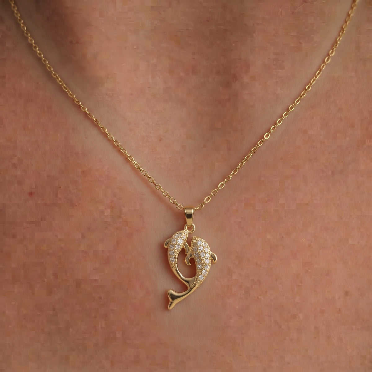 Collier Pendentif Double Dauphin Doré, collier en acier doré Maison Orena — porté