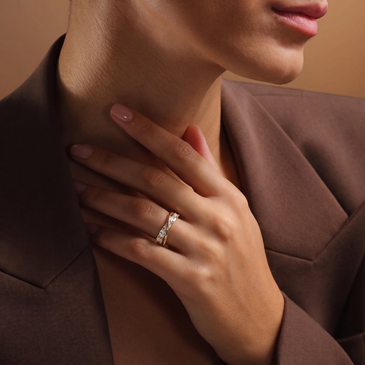 Bague Croisée Dorée, bague en acier doré Maison Orena — porté