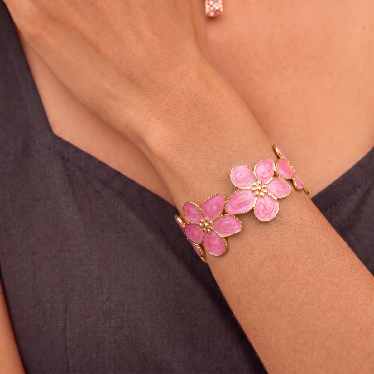 Bracelet Fleur Rose, bracelet en acier inoxydable Maison Orena — porté