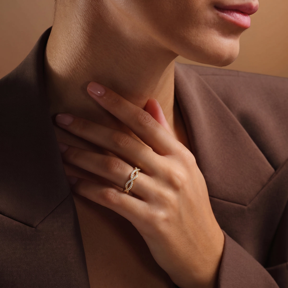 Bague Ajustable Torsadée Dorée, bague en acier doré Maison Orena — porté