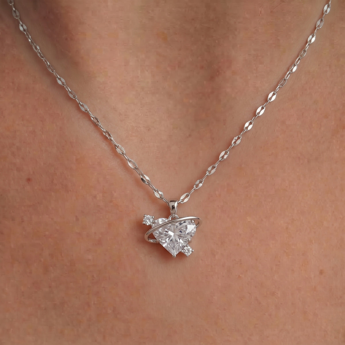 Collier Cœur Argenté, collier en acier argenté Maison Orena — porté