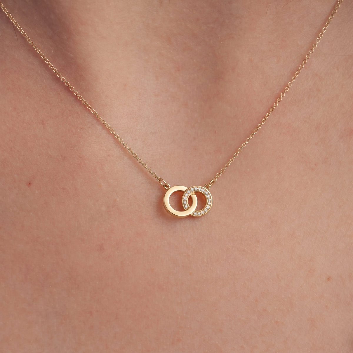 Collier Double Cercle Entrelacé Doré, collier en acier doré Maison Orena — porté