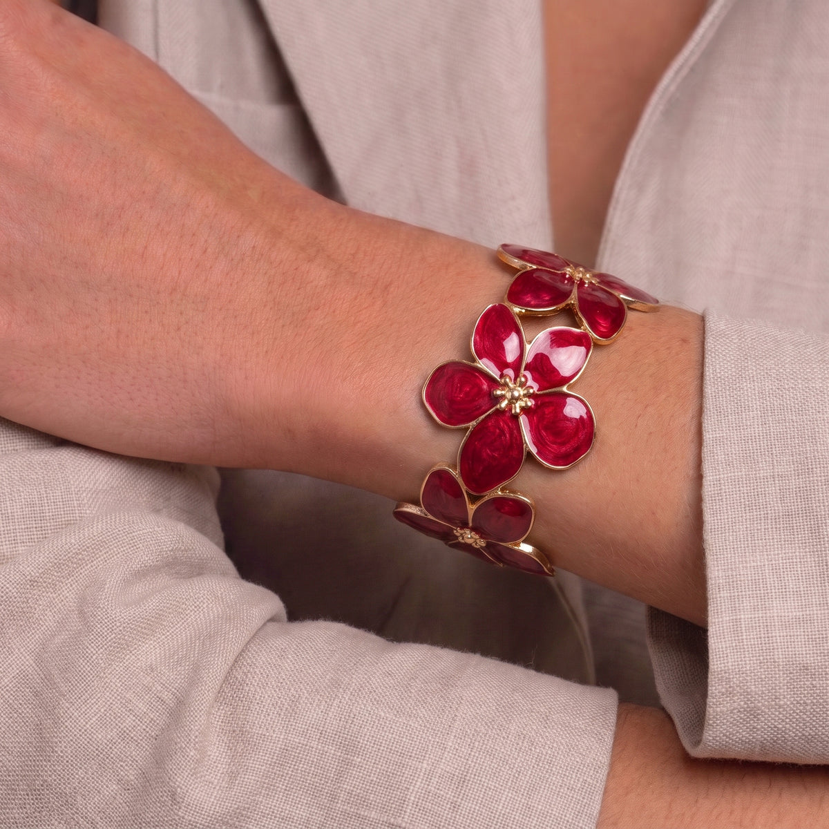 Bracelet Fleur Rouge, bracelet en acier inoxydable Maison Orena — vue de profil