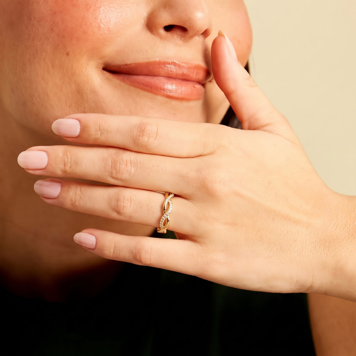 Bague Ajustable Torsadée Dorée, bague en acier doré Maison Orena — vue de profil