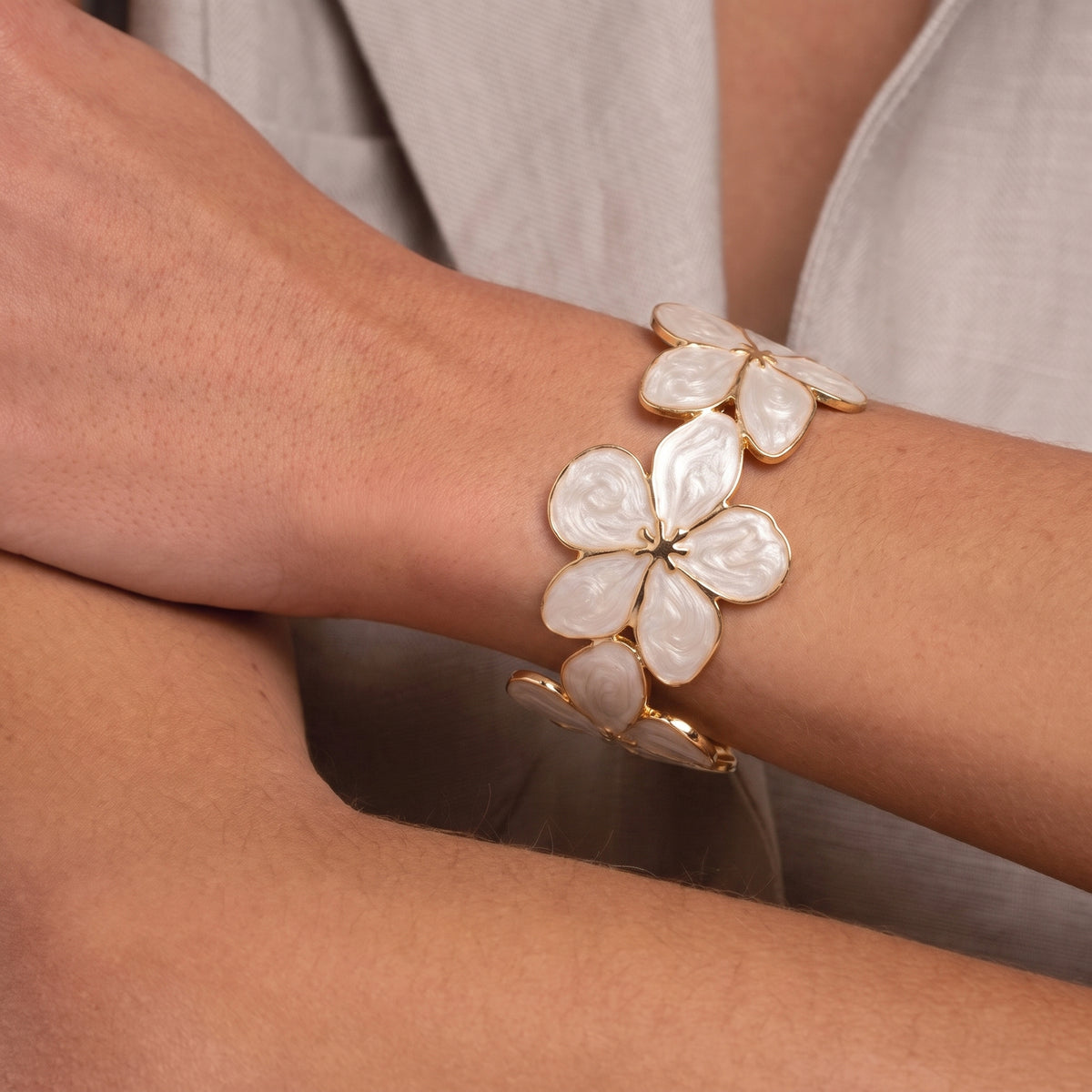 Bracelet Fleur Blanc, bracelet en acier inoxydable Maison Orena — vue de profil