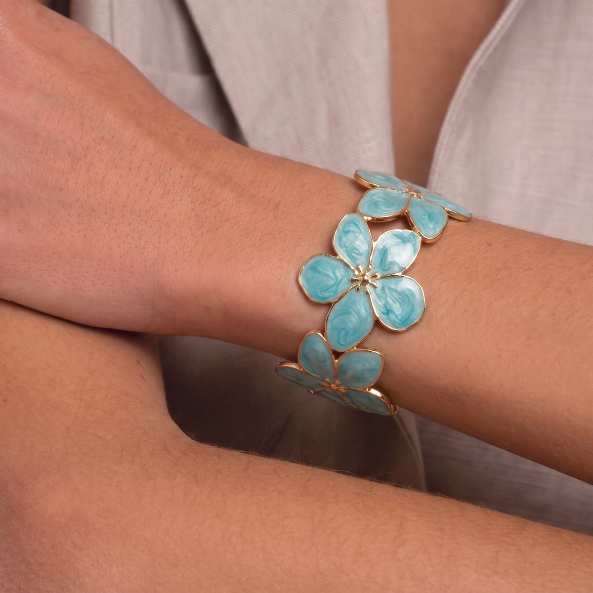 Bracelet Fleur Bleu, bracelet en acier inoxydable Maison Orena — vue de profil