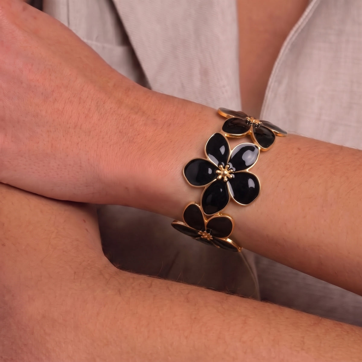 Bracelet Fleur Noir, bracelet en acier inoxydable Maison Orena — vue de profil