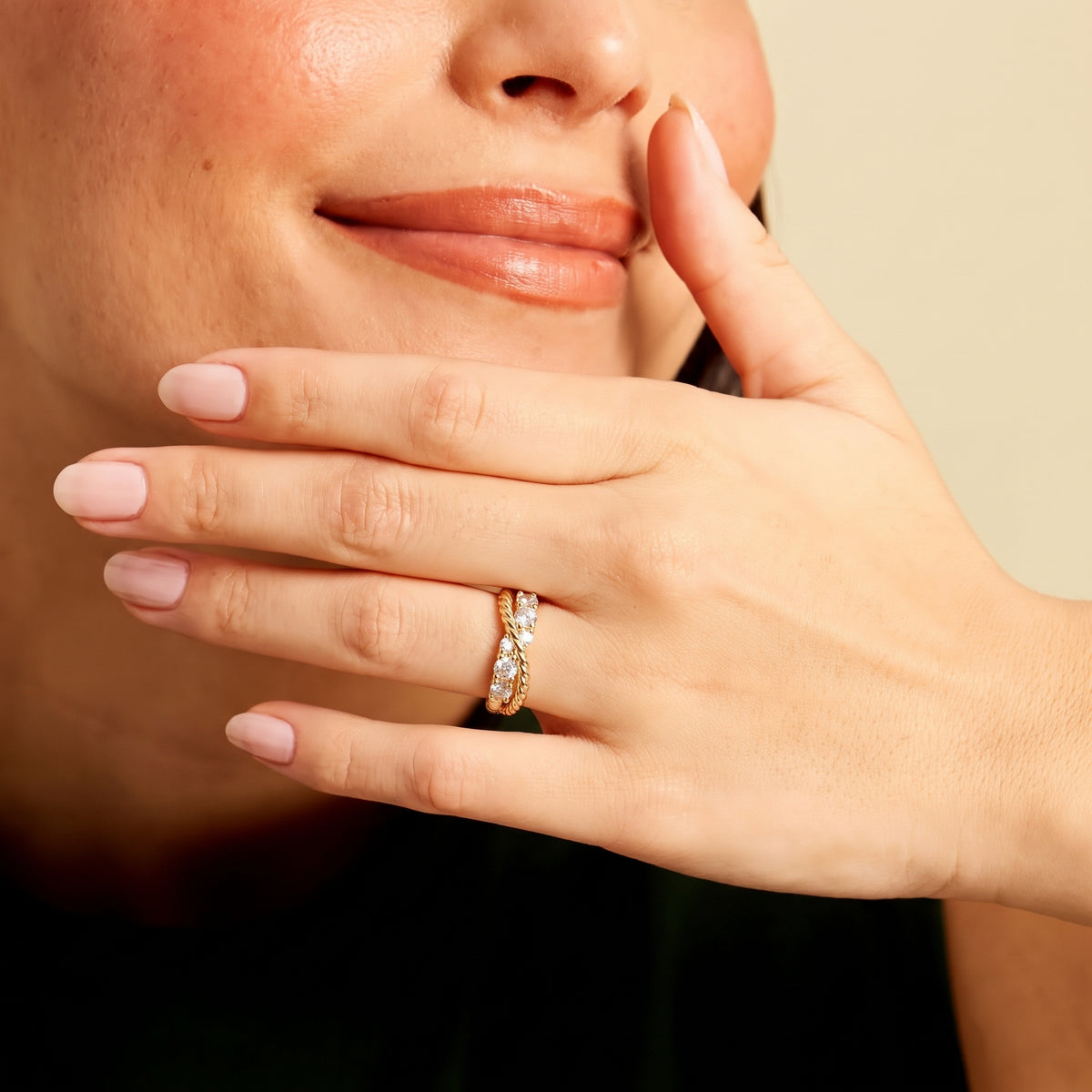 Bague Croisée Dorée, bague en acier doré Maison Orena — vue de profil